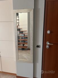 Specchio con cornice argentata