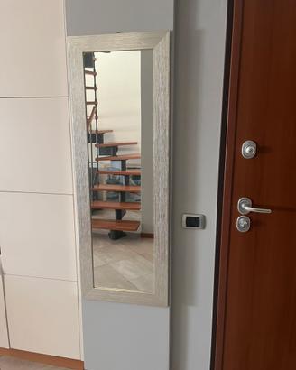Specchio con cornice argentata