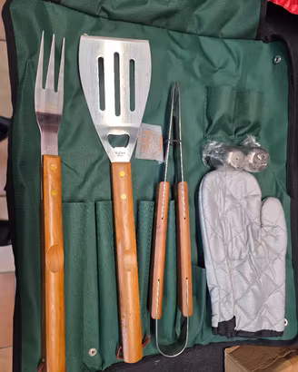 kit attrezzi  per il barbecue 