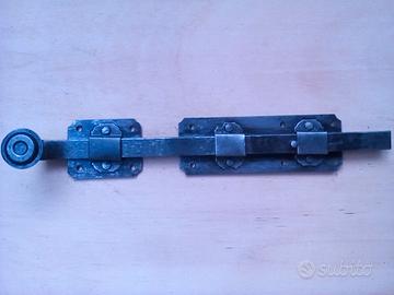 Antico chiavistello in ferro battuto. L 31,5