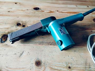 Levigatrice a nastro stretto Makita