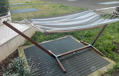 Amaca con telaio in legno da giardino
