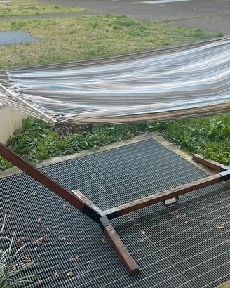 Amaca con telaio in legno da giardino