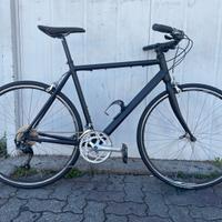 Bici nera da corsa convertita in sportiva taglia L