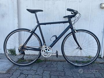 Bici nera da corsa convertita in sportiva taglia L