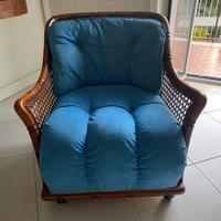 Poltroncina azzurra e legno