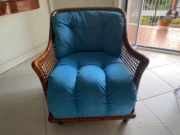 Poltroncina azzurra e legno