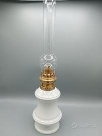 Lampada a petrolio in ceramica bianca