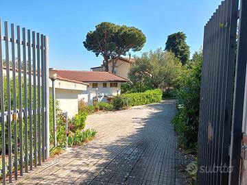 Porzione di villa con giardino e posti auto - Alto