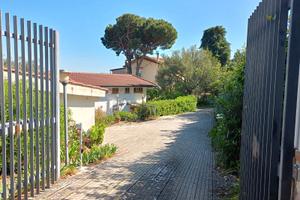 Porzione di villa con giardino e posti auto - Alto
