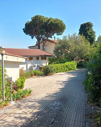 Porzione di villa con giardino e posti auto - Alto