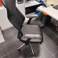 Sedia da ufficio nera con schienale traspirante