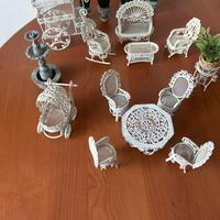 Casa delle bambole completa con arredo giardino