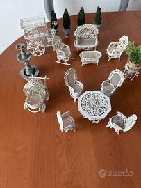 Casa delle bambole completa con arredo giardino