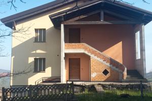 Villa indipendente al grezzo con 2 appartamenti