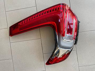 faro posteriore volvo sx40