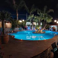 Spazio esterno villa con piscina x eventi