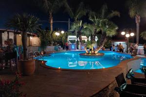 Spazio esterno villa con piscina x eventi