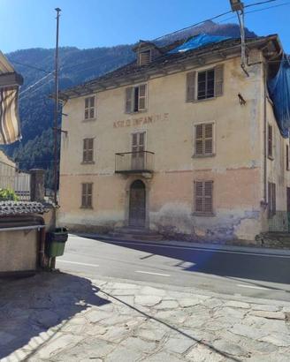Palazzo / Stabile di 361 m² con più di 5 locali a 