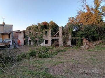 Rustico, rudere accatastato da demolire