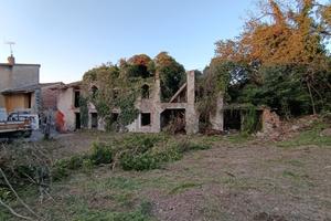 Rustico, rudere accatastato da demolire