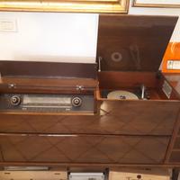 due mobili radio giradischi
