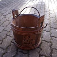 secchio in legno con manico in ferro