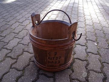 secchio in legno con manico in ferro