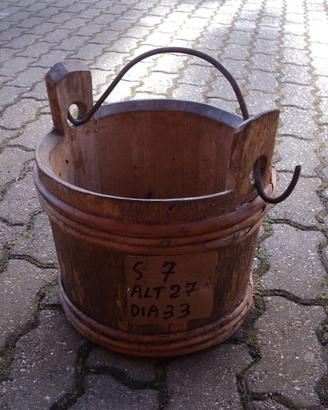 secchio in legno con manico in ferro