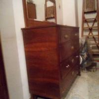 Antico comò a cassetti con specchio