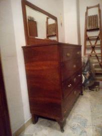 Antico comò a cassetti con specchio