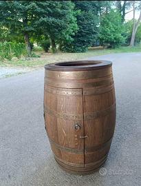 Botte in legno con ripiani