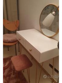 Mobiletto con specchio e sgabello rosa