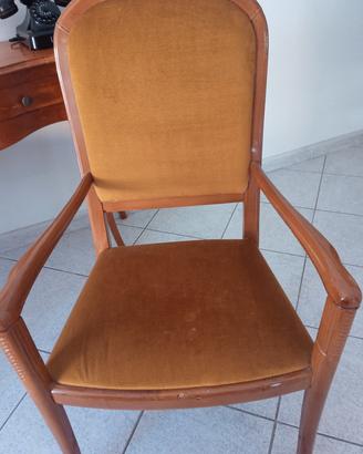 poltroncina in noce chiaro