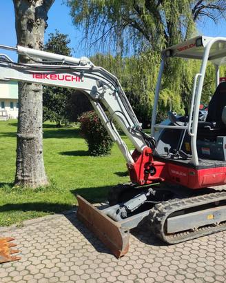 Miniescavatore cingolato TAKEUCHI TB230