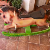 Cavalluccio a dondolo