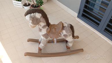 cavallo a dondolo in peluche