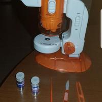 Microscopio nuovo con accessori