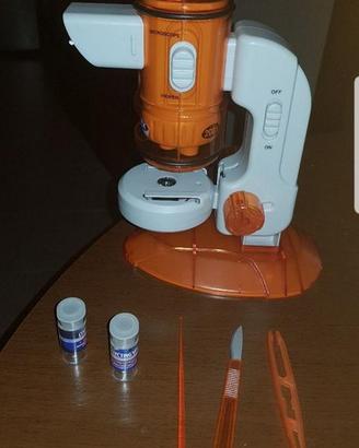 Microscopio nuovo con accessori
