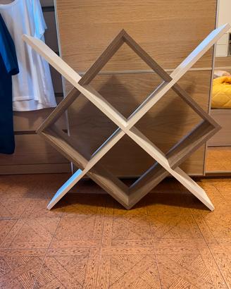 Libreria a giorno con mensole incrociate