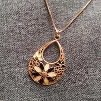 Collanina in argento con ciondolo in madreperla.