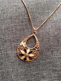 Collanina in argento con ciondolo in madreperla.