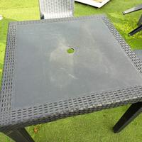 Tavoli sedie pouf ombrellone piani