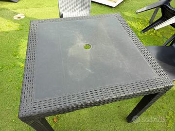 Tavoli sedie pouf ombrellone piani