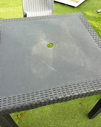 Tavoli sedie pouf ombrellone piani