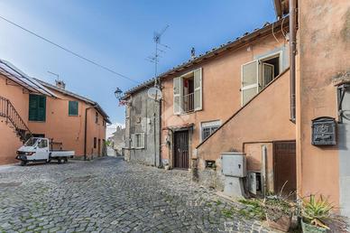 4 LOCALI A CANALE MONTERANO