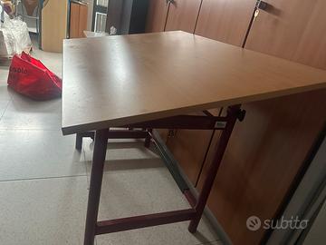 Tavolo da disegno regolabile.