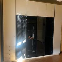Mobile Design con ante scorrevoli e luci LED