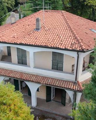 Villa di 229 m² con 5 locali e box auto a Galbiate