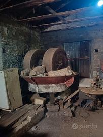 Antico frantoio per estrazione olio d' oliva